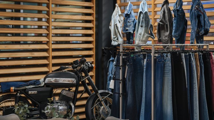 ملابس الدنيم في صالة عرض T&C Garments